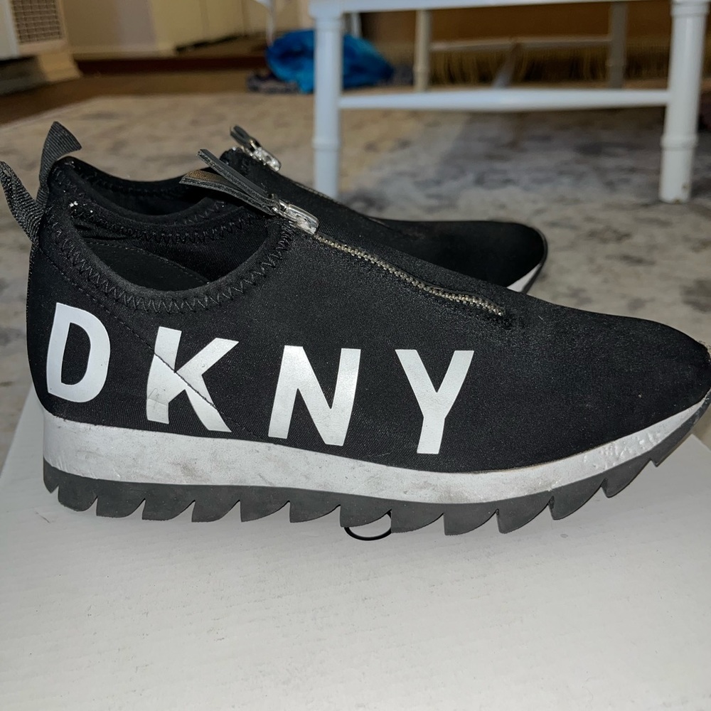 $40 Dkny Abbi Front Zip Sneakers
